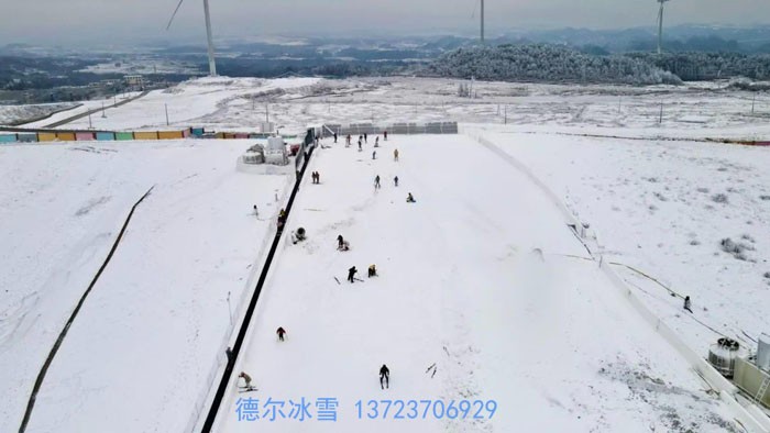 德?tīng)柋?龍里油畫(huà)大草原滑雪場(chǎng)